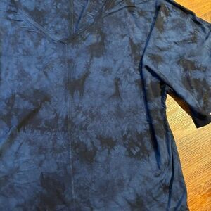 Tahari batwing tie dye blouse size L short sleeve v neck